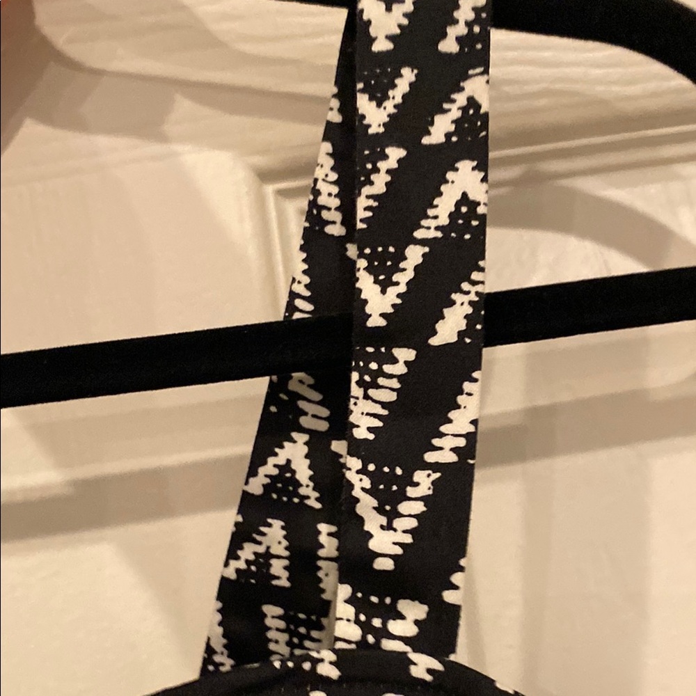 Chic Black and White Patterned Crop Top - Picture 4 of 7